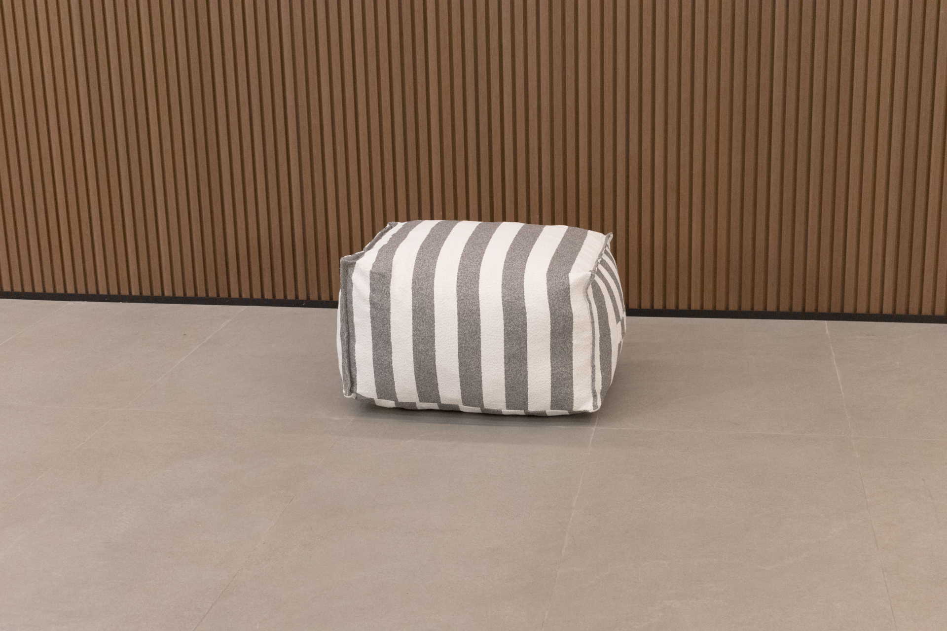 OTTOMAN gris rallas